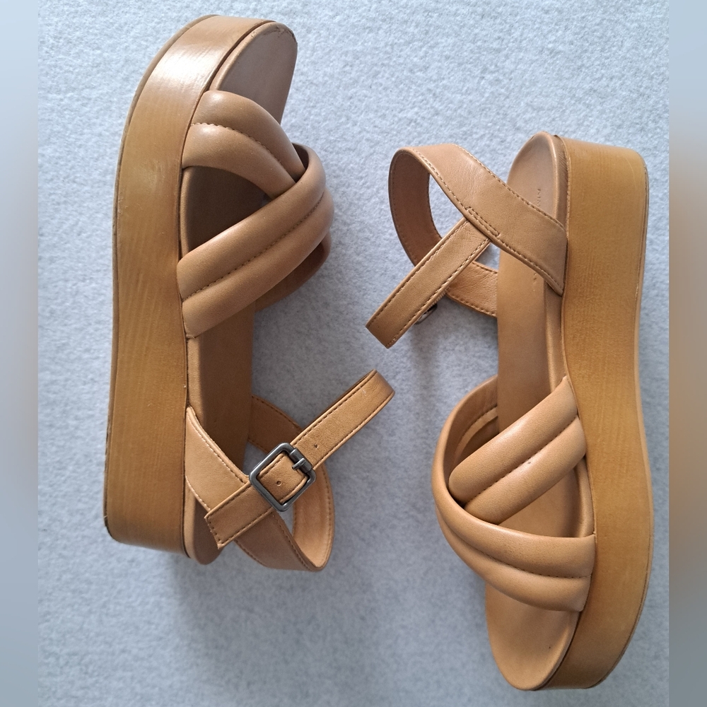 American Eagle Outfitters Cognac and Wood Platform Sandals
